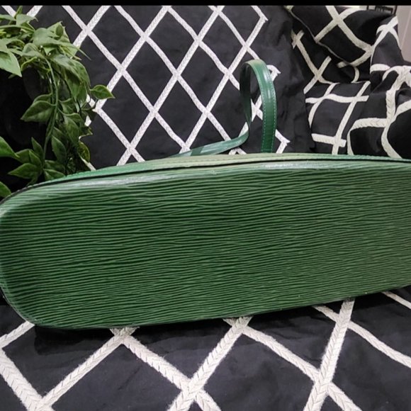 VV Good Used Condition Authentic Louis Vuitton Epi Leather Shoulder Bag - Picture 12 of 16